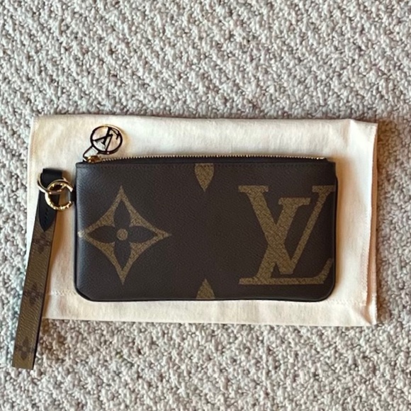 Louis Vuitton Large Rectangle Wrist Pouch w/ LV wristlet strap Monogram Giant - Picture 4 of 10